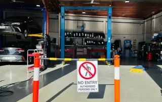 Vehicle service bay with safety barrier Vehicle service bay with safety barrier