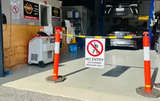 Vehicle service bay with safety barrier Vehicle service bay with safety barrier